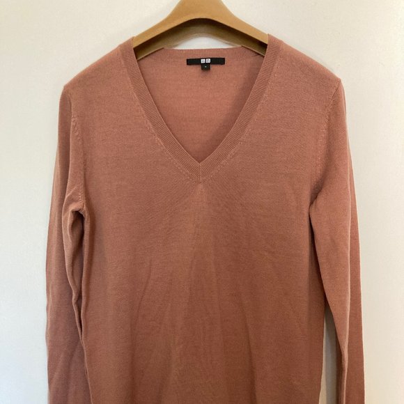 Uniqlo V-neck Sweater - Picture 1 of 3